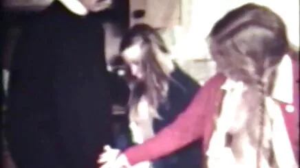 Masanın amatör üniversiteli porno üzerinde baba-tranny