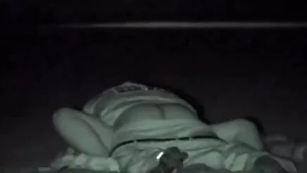 Çok seksi, oyuncaklarla oynuyor. evde amatör porno
